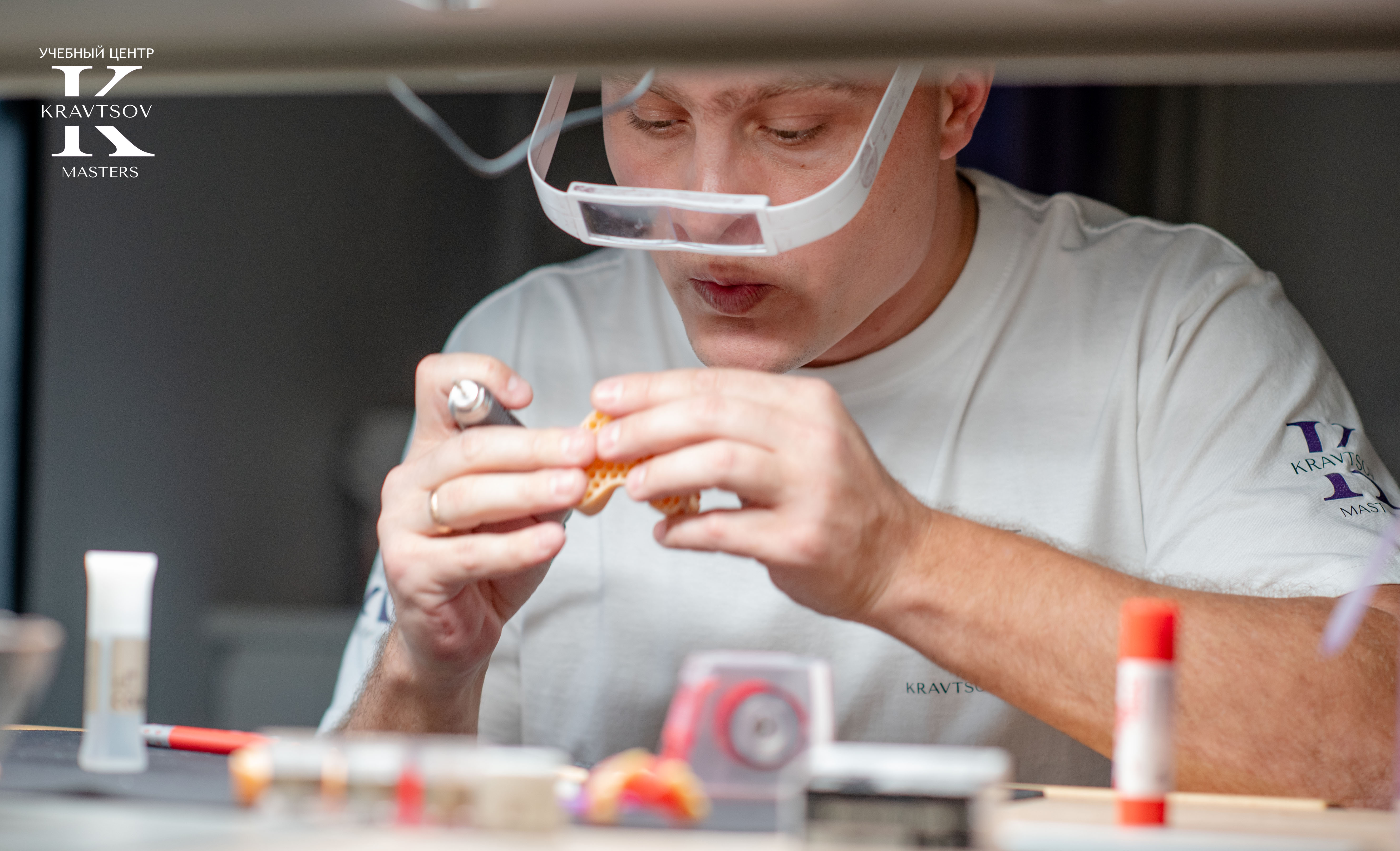 Практический курс Константина Кравцова, посвящённый технике нанесения керамических реставраций с использованием материала IPS e.max. 